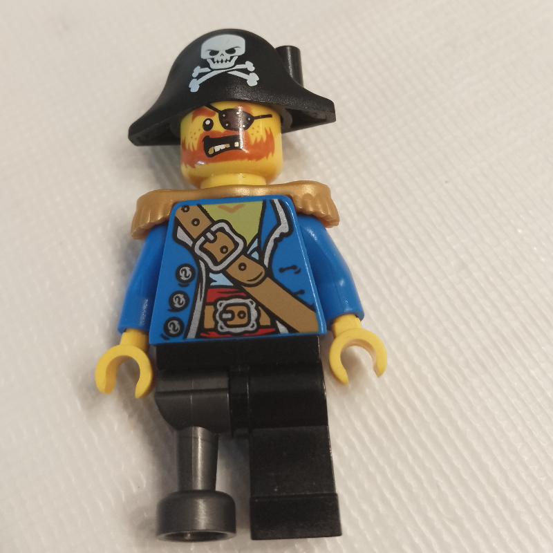 Capitaine pirate, veste bleue, jambe de cheville, chapeau bicorne sans plume blanche (Pirate Captain, Blue Jacket, Peg Leg, Bicorne Hat without White Plume)