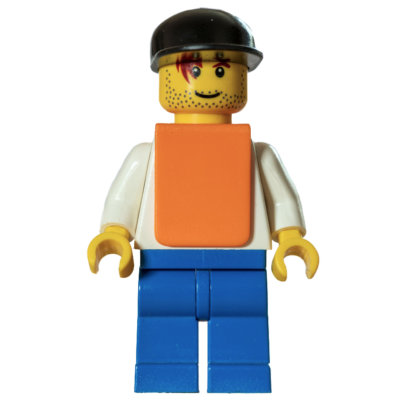 Torse blanc, gilet orange, jambes bleues, casquette noire, sourire (White Torso, Orange Vest, Blue Legs, Black Cap, Smile)