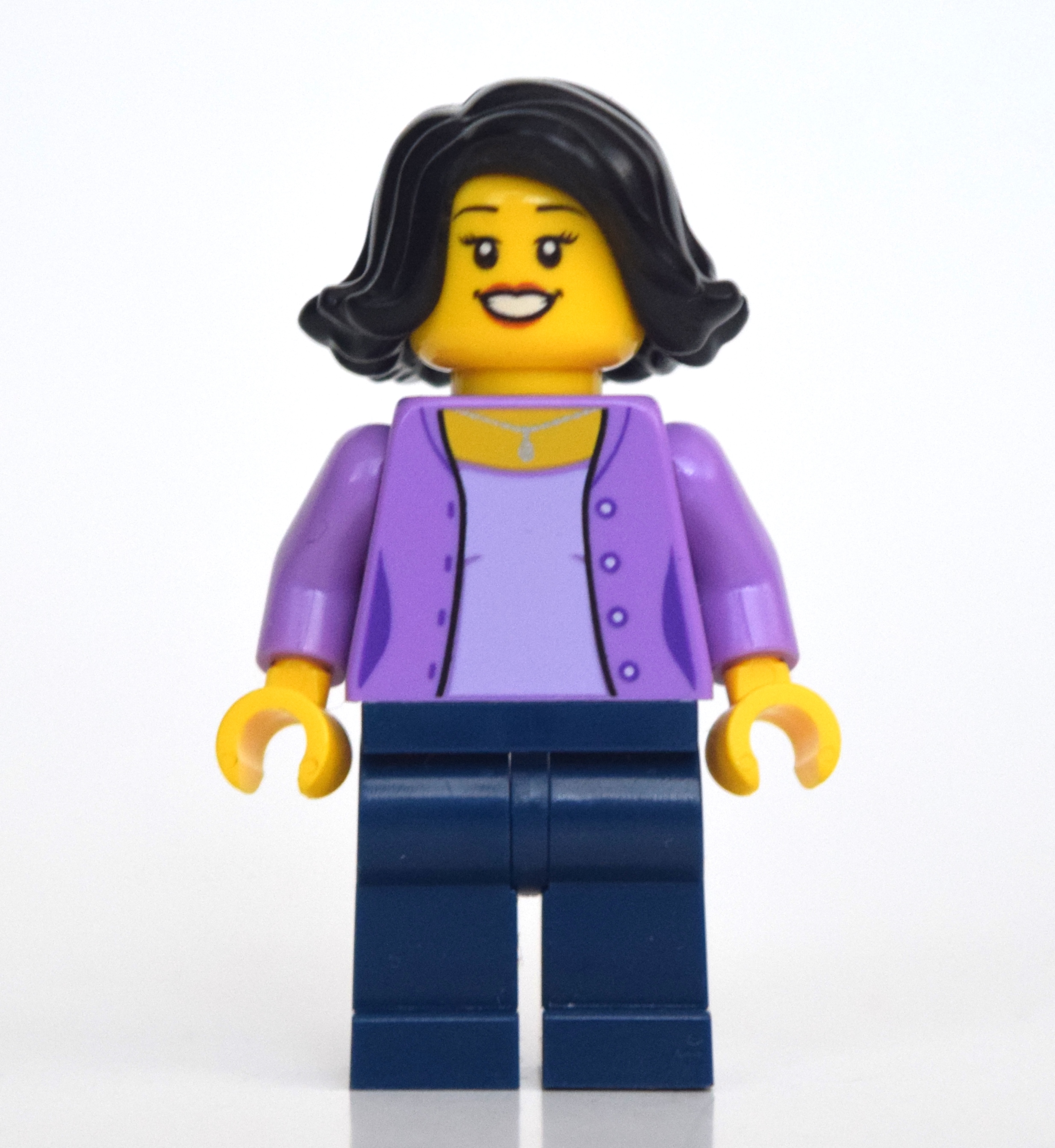 Femme, chandail moyen lavande, jambes bleu foncé, cheveux noirs (Woman, Medium Lavender Sweater, Dark Blue Legs, Black Hair)