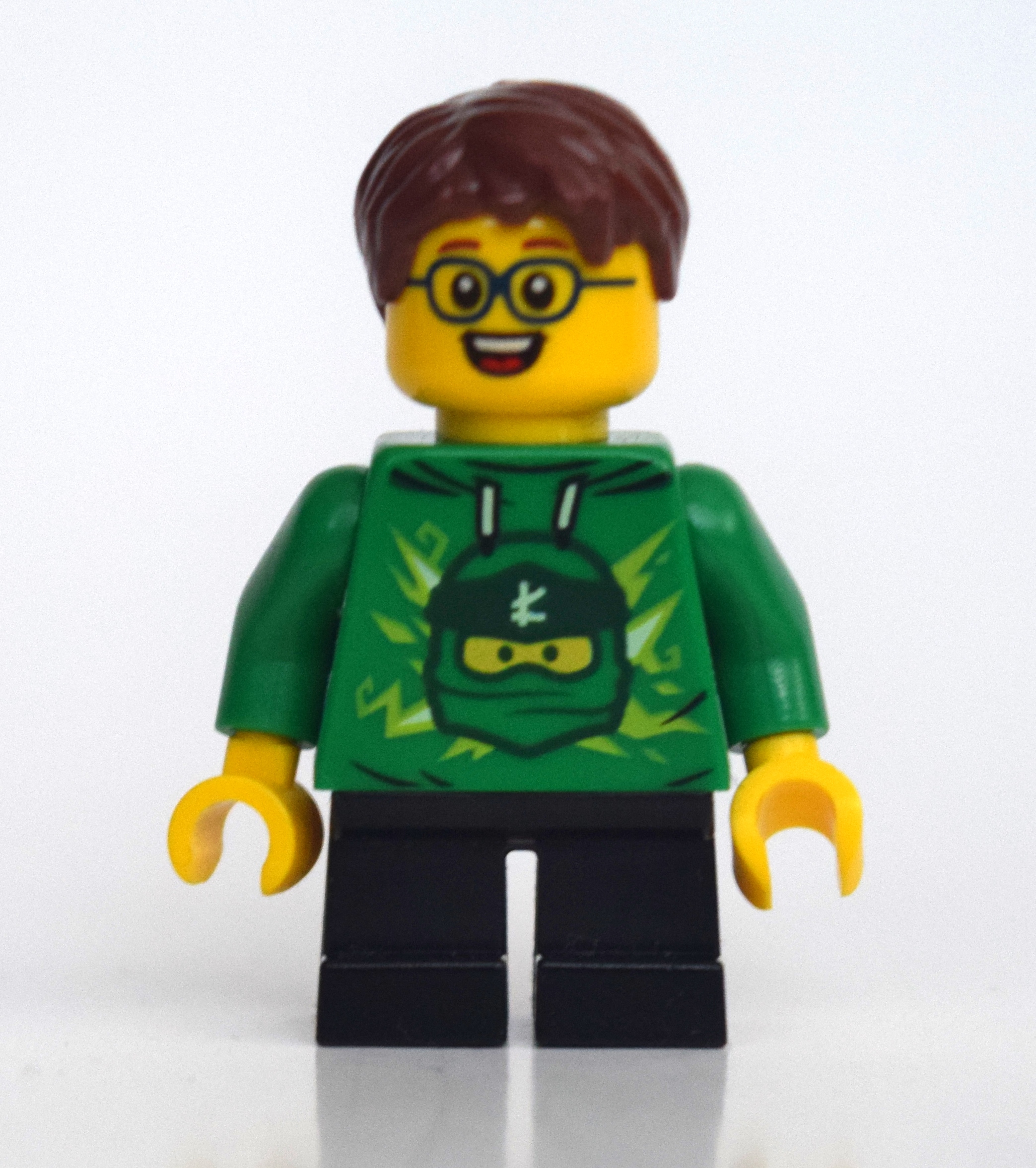 Garçon, sweat à capuche Ninjago vert, courtes jambes noires, cheveux brun rougeâtre, lunettes (Boy, Green Ninjago Hoodie, Short Black Legs, Reddish Brown Hair, Glasses)