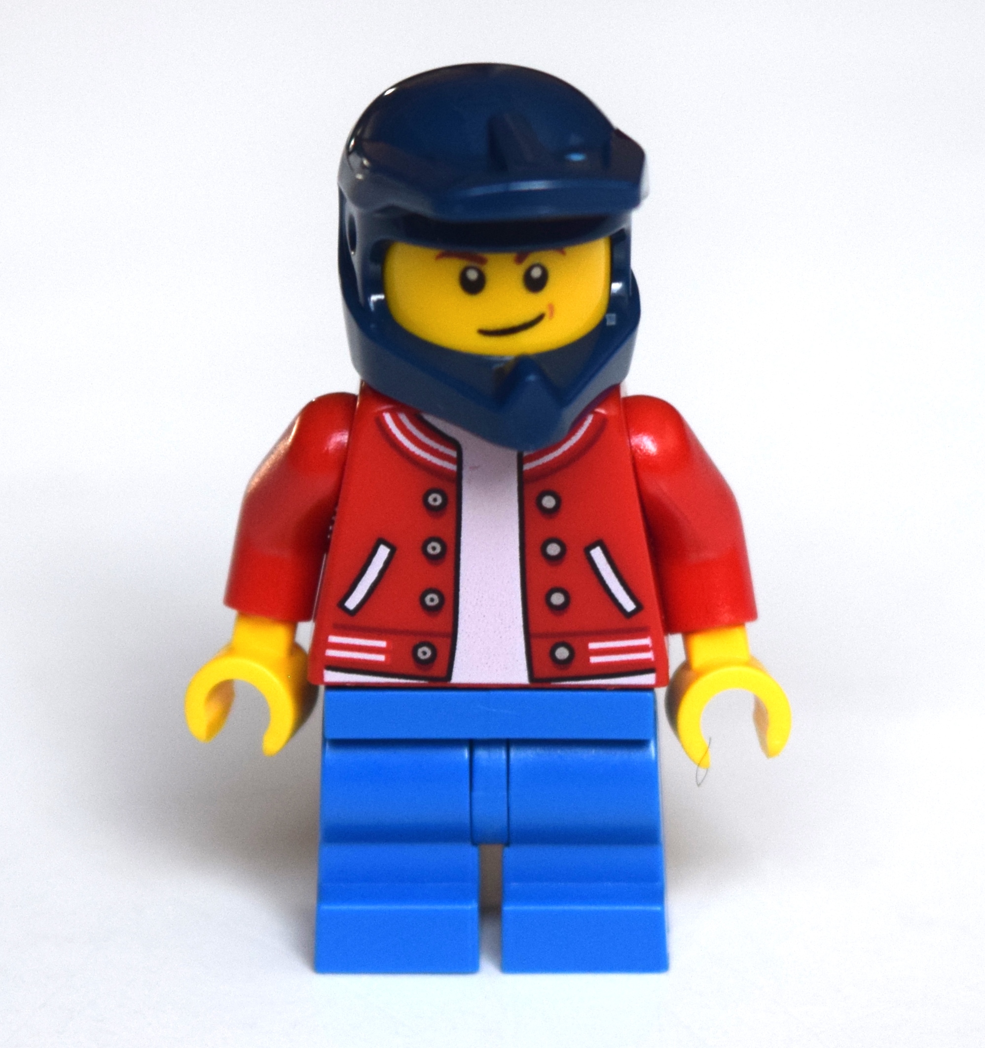 Garçon, veste letterman rouge, jambes moyennes bleues, casque de vélo de terre bleu foncé (Boy, Red Letterman Jacket, Blue Medium Legs, Dark Blue Dirt Bike Helmet)