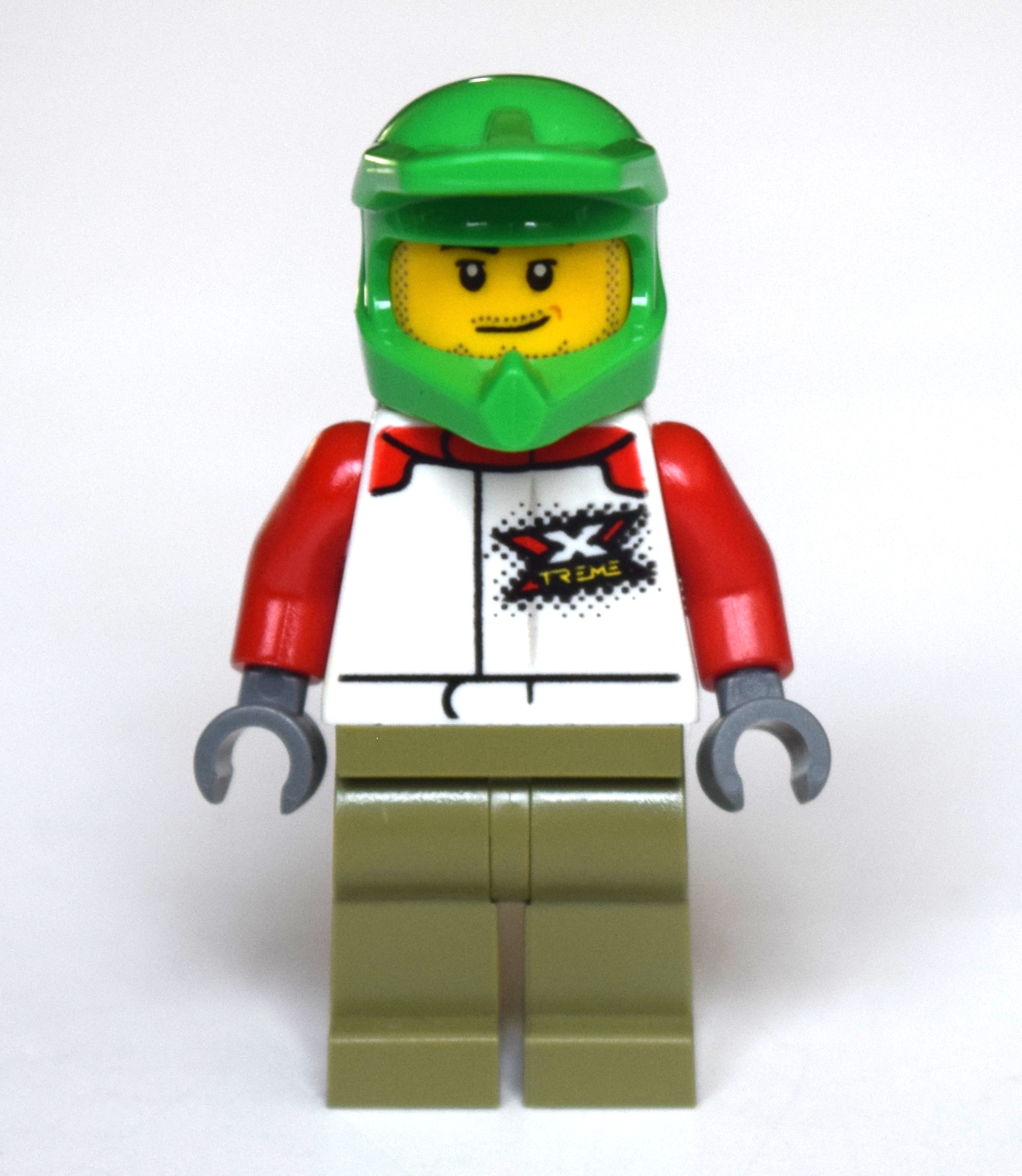 Homme, veste de course blanche, jambes vert olive, casque de vélo vert, barbe naissante (Man, White Racing Jacket, Olive Green Legs, Green Dirt Bike Helmet, Stubble)