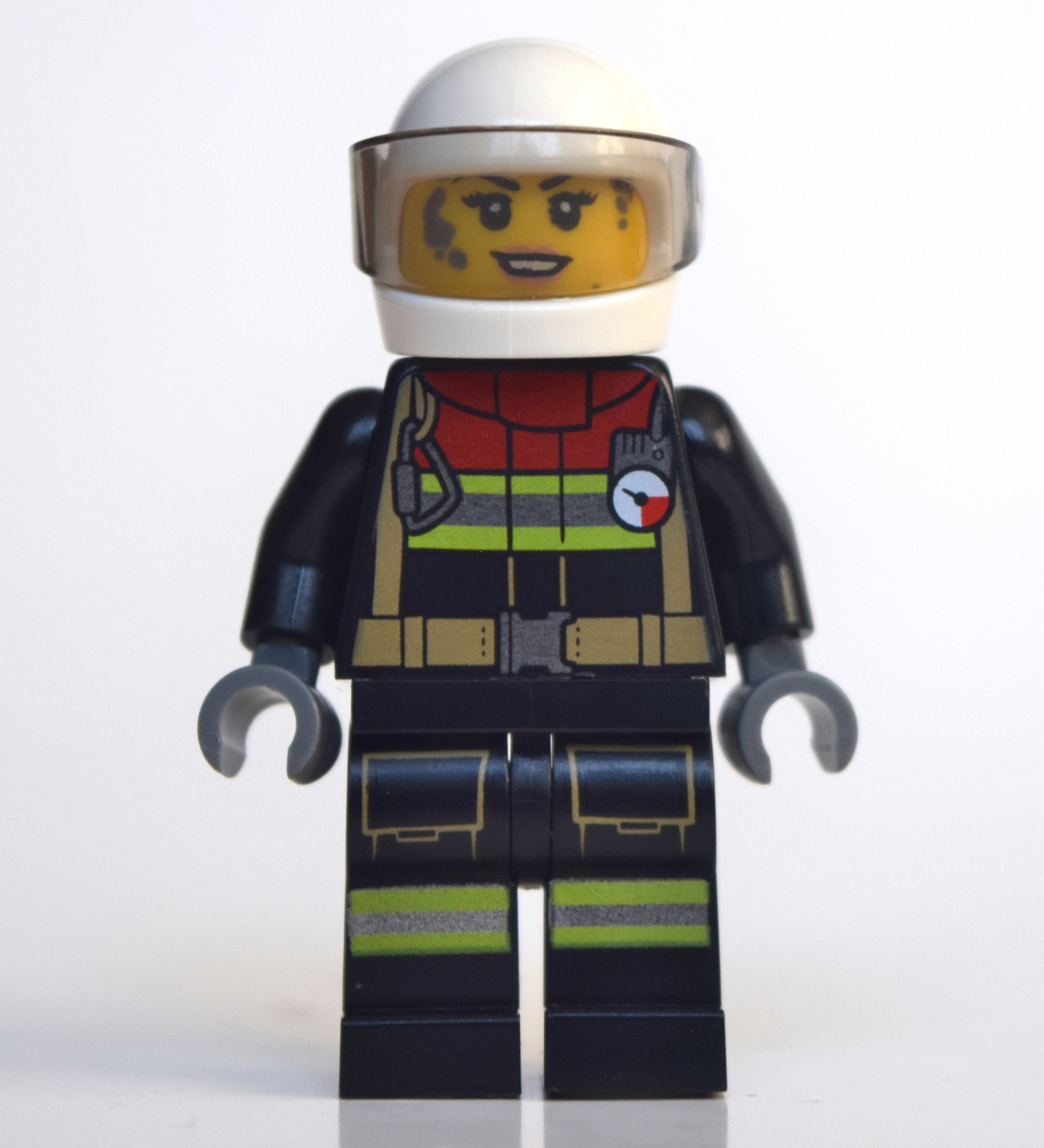 Pompière, combinaison de pompier avec sangles et jauge, casque blanc avec visière, visage sale (Firewoman, Firesuit with Straps and Gauge, White Helmet with Visor, Dirty Face)