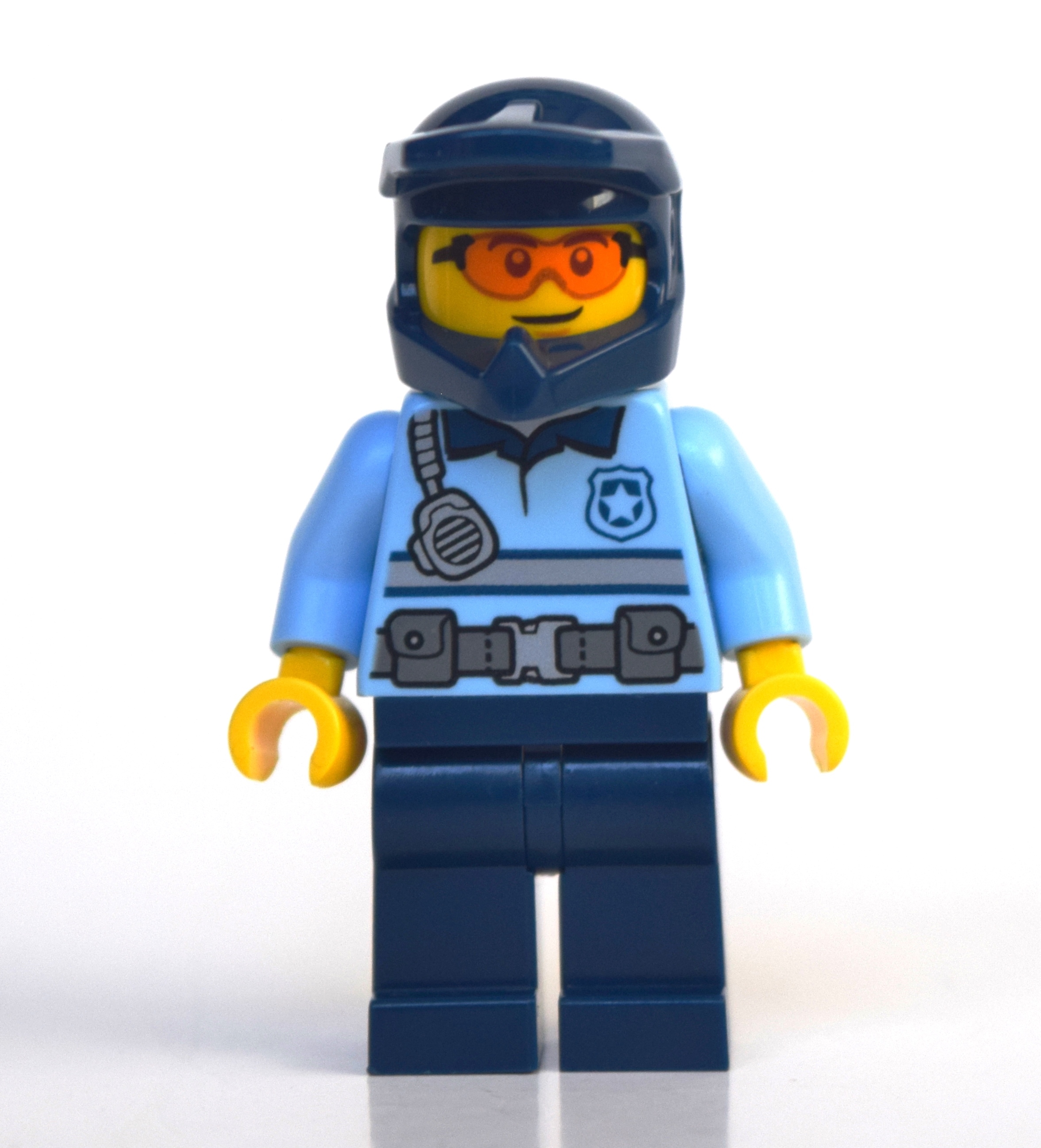 Policier, polo avec ceinture et radio, jambes bleu foncé, casque de vélo de terre bleu foncé, lunettes orange (Policeman, Polo Shirt with Belt and Radio, Dark Blue Legs, Dark Blue Dirt Bike Helmet, Orange Glasses)