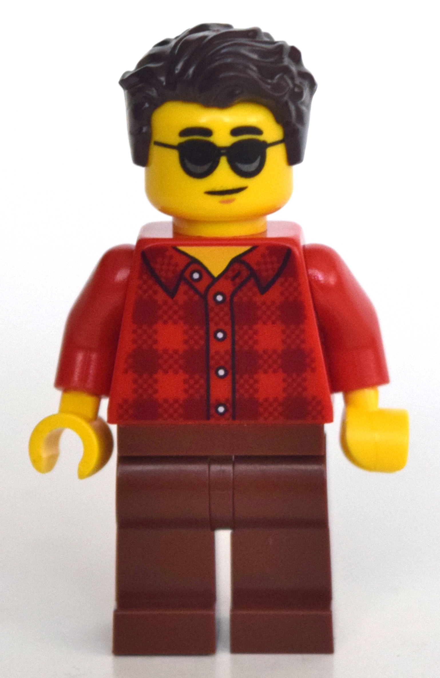 Homme, chemise à carreaux rouge, jambes brun rougeâtre, lunettes de soleil, cheveux brun foncé (Man, Red Plaid Shirt, Reddish Brown Legs, Sunglasses, Dark Brown Hair)