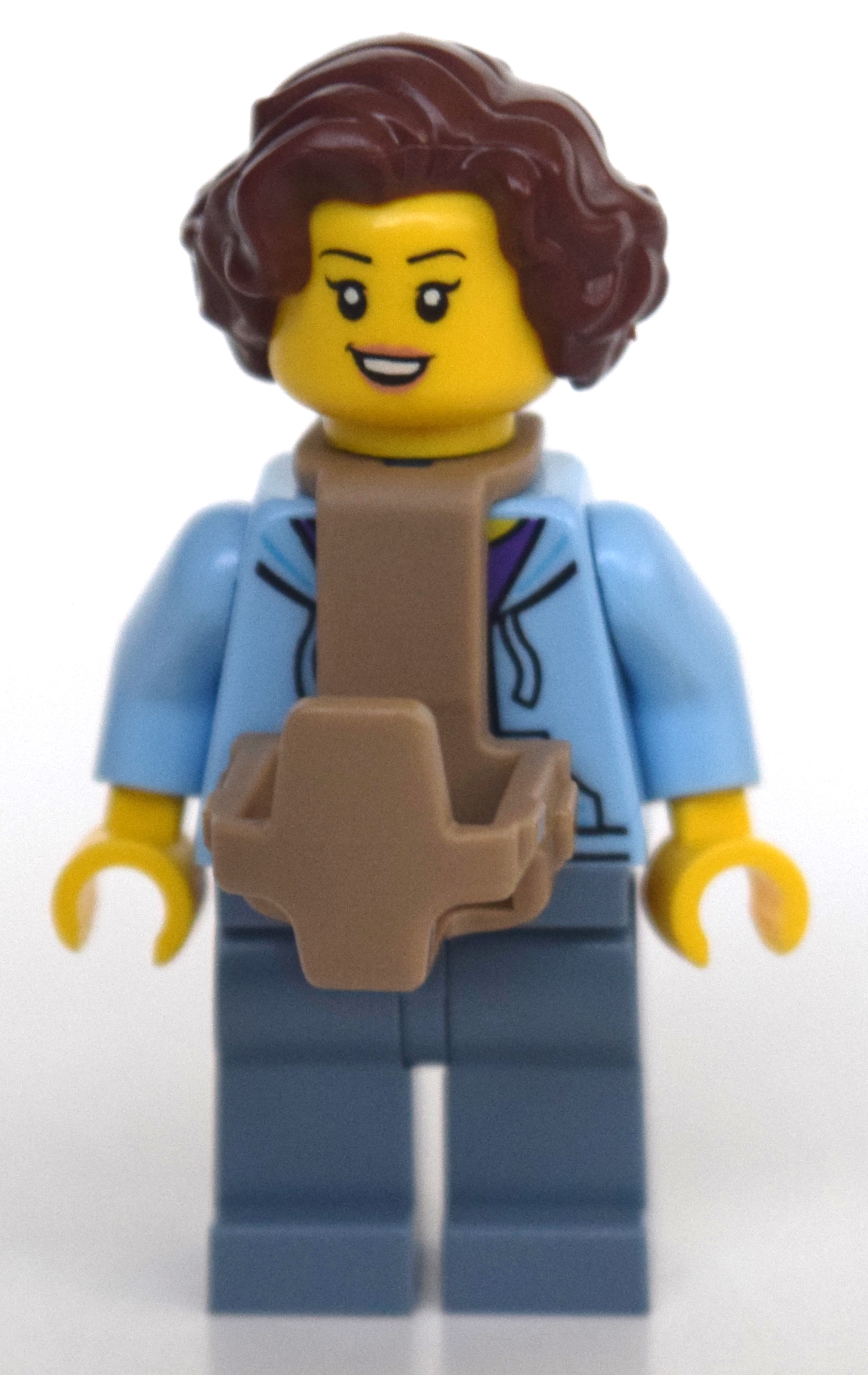 Femme, veste ouverte sur chemise violette, jambes bleu sable, porte-bébé, cheveux brun rougeâtre (Woman, Open Jacket over Purple Shirt, Sand Blue Legs, Baby Carrier, Reddish Brown Hair)