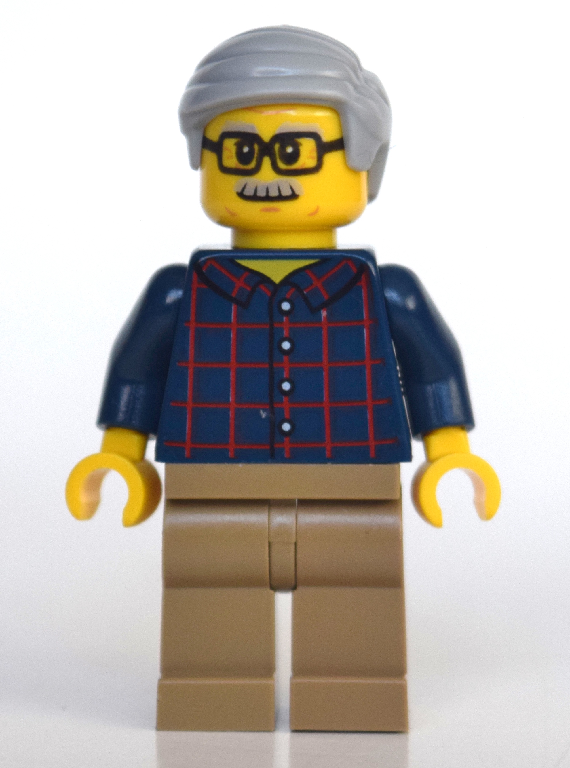 Homme, chemise à carreaux bleu foncé, jambes beige foncé, cheveux gris bleuté clair et moustache, lunettes (Man, Dark Blue Plaid Shirt, Dark Tan Legs, Light Bluish Gray Hair and Moustache, Glasses)