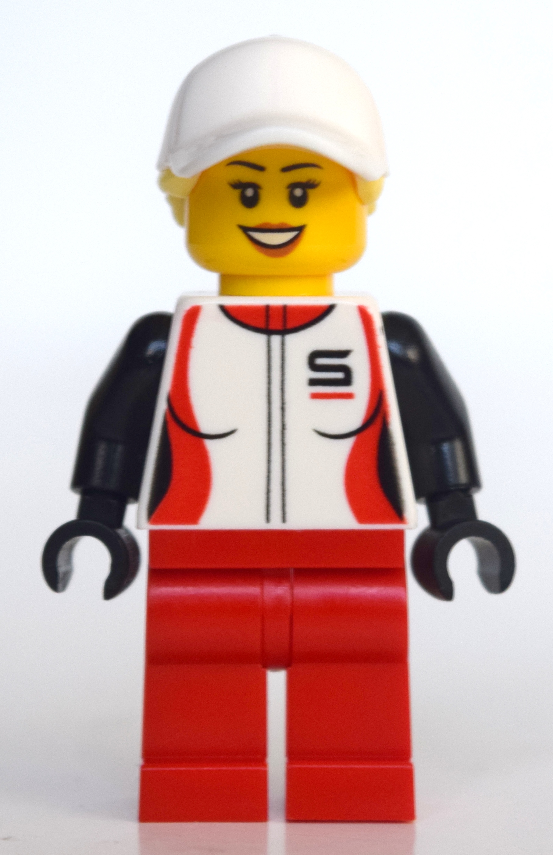 Femme, veste de course, jambes rouges, queue de cheval avec casquette blanche (Woman, Racing Jacket, Red Legs, Ponytail with White Cap)