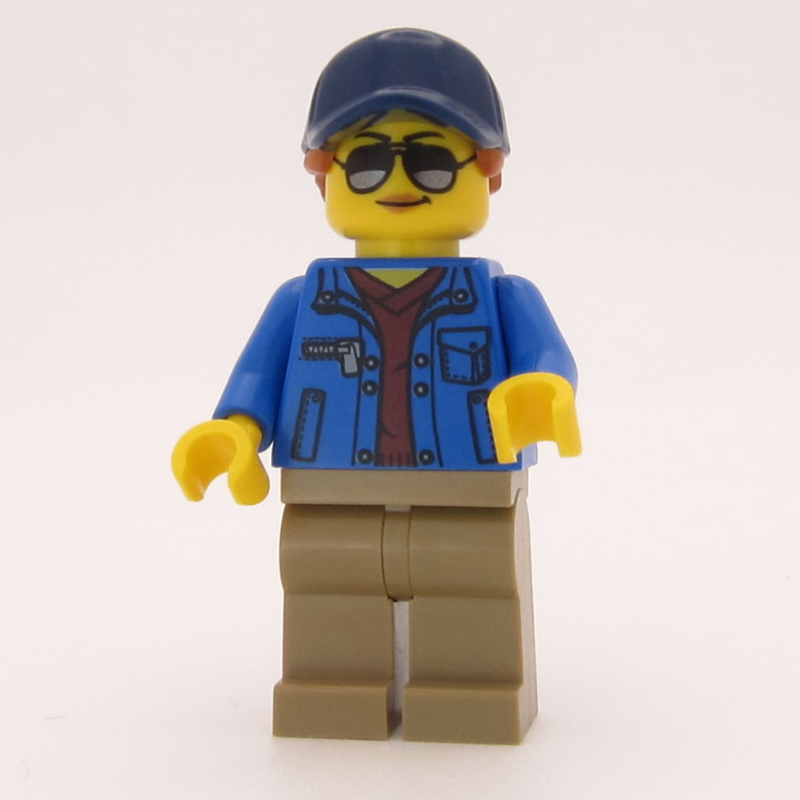 Femme, veste bleue, jambes beige foncé, casquette bleu foncé avec queue de cheval (Woman, Blue Jacket, Dark Tan Legs, Dark Blue Cap with Ponytail)