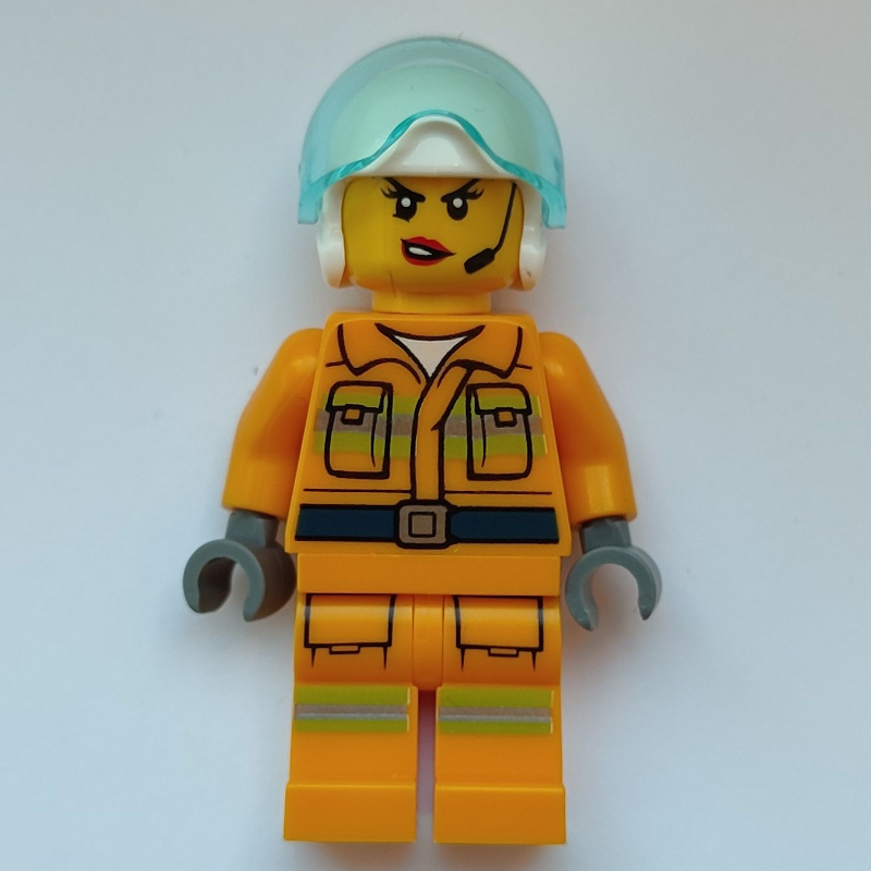 Pompière, costume de pompier orange clair, casque blanc avec visière (Firewoman, Bright Light Orange Firesuit, White Helmet with Visor)