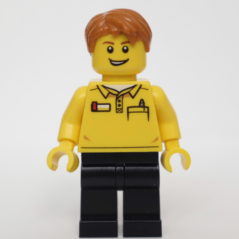 Employé LEGO, chemise jaune, jambes noires, cheveux orange foncé (LEGO Employee, Yellow Shirt, Black Legs, Dark Orange Hair)