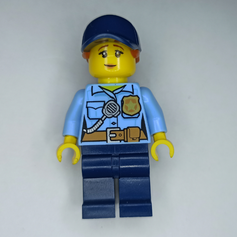Policière, chemise bleu clair vif, jambes bleu foncé, casquette bleu foncé avec queue de cheval (Policewoman, Bright Light Blue Shirt, Dark Blue Legs, Dark Blue Cap with Ponytail)