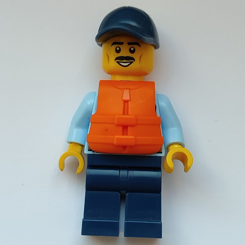 Policier, chemise bleu clair lumineux avec cravate et badge de police, casquette bleu foncé, moustache (Policeman, Bright Light Blue Shirt with Tie and Police Badge, Dark Blue Cap, Moustache)