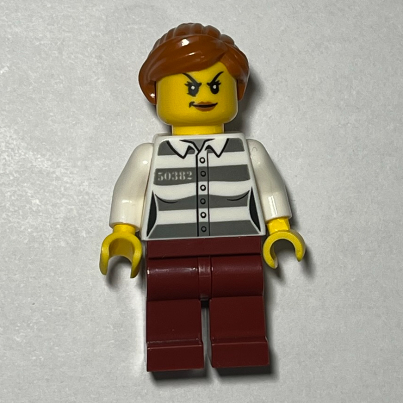 Bandit, femme, prison chemise avec '50382', jambes rouge foncé, cheveux orange foncé (Criminal, Woman, Prison Shirt with '50382', Dark Red Legs, Dark Orange Hair)