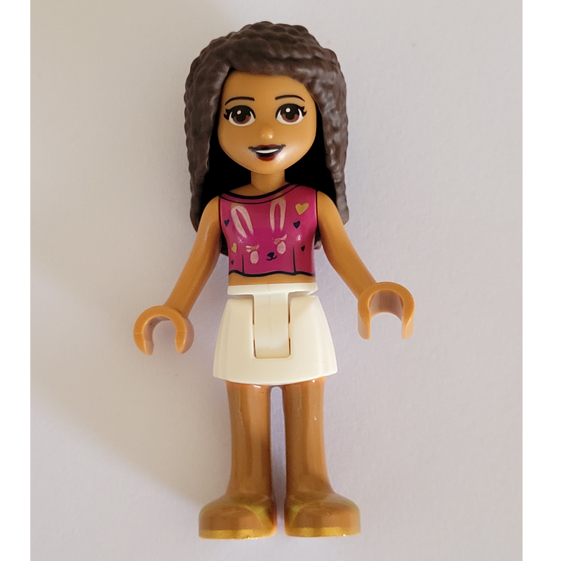 Andrea — haut magenta, jupe blanche (Andrea - Magenta Top, White Skirt)