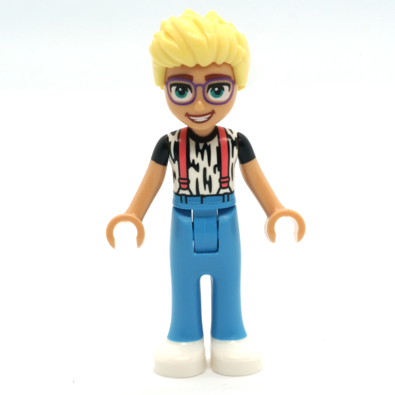 Olly — chemise à motif imprimé animalier, pantalon azur foncé, chaussures blanches (Olly - Animal Print Shirt, Dark Azure Pants, White Shoes)
