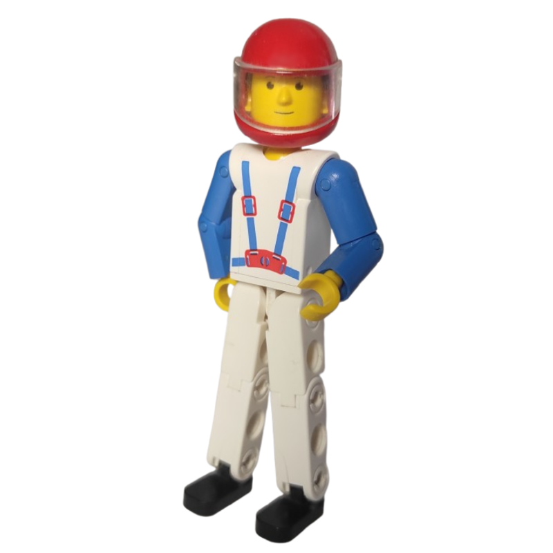 Figurine Technic jambes blanches, haut blanc avec bretelles bleues motif imprimé, bras bleus, casque rouge (Technic Figure White Legs, White Top with Blue Braces Print, Blue Arms, Red Helmet)