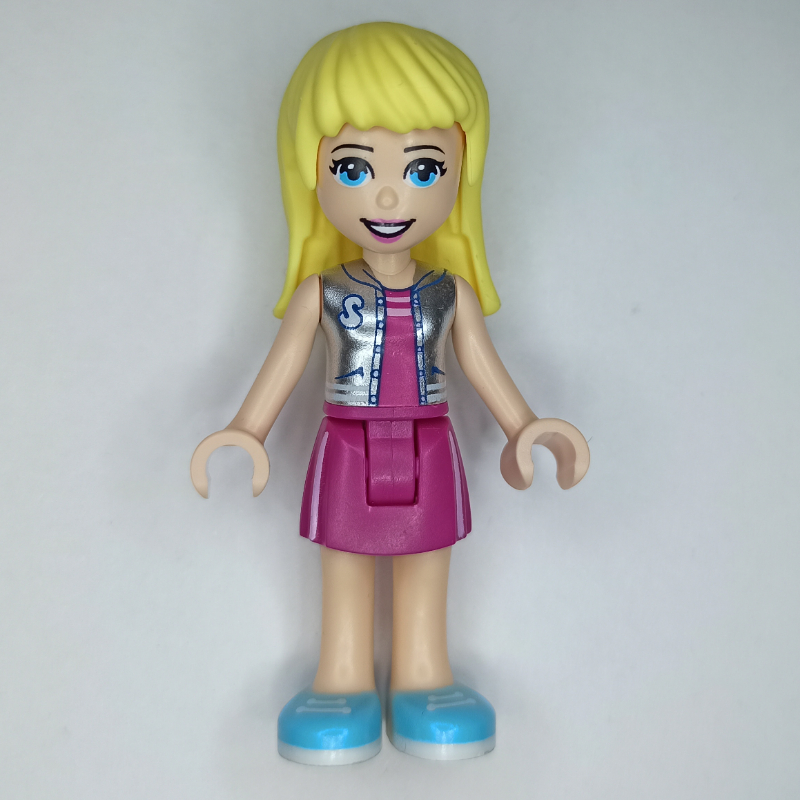 Stephanie — haut argenté, jupe magenta (Stephanie - Silver Top, Magenta Skirt)