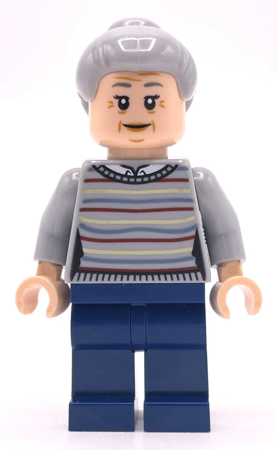 Tante may, pull gris bleuté clair (Aunt May, Light Bluish Gray Sweater)