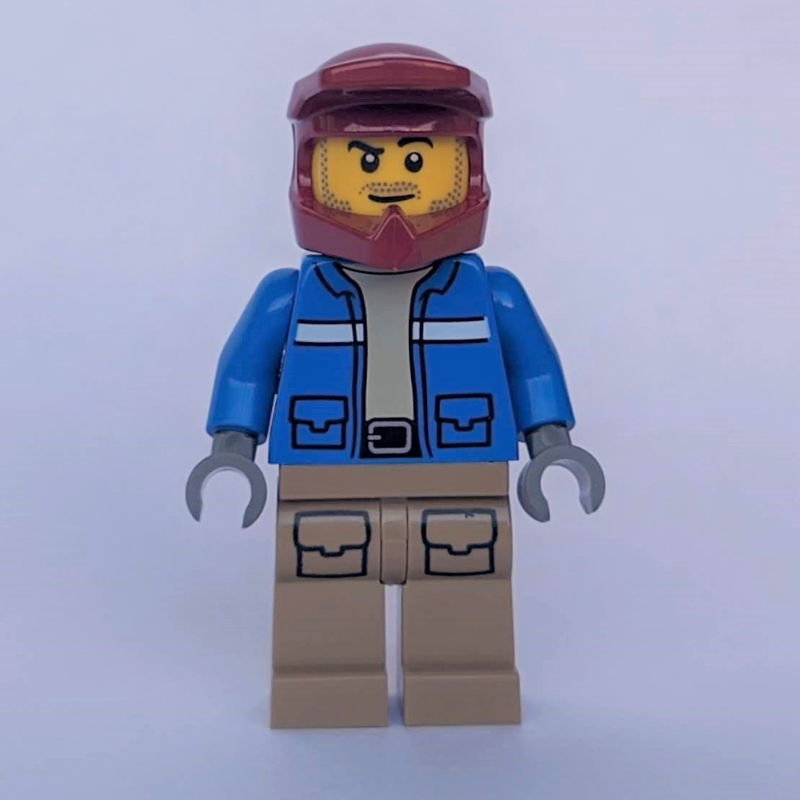 Homme, veste bleue, casque de vélo de saleté rouge foncé (Man, Blue Jacket, Dark Red Dirt Bike Helmet)
