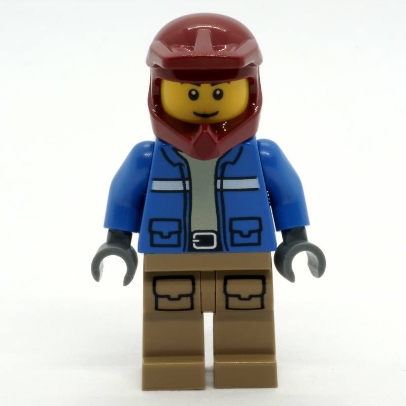 Homme, veste bleue, casque de vélo de saleté rouge foncé, sourire (Man, Blue Jacket, Dark Red Dirt Bike Helmet, Smile)