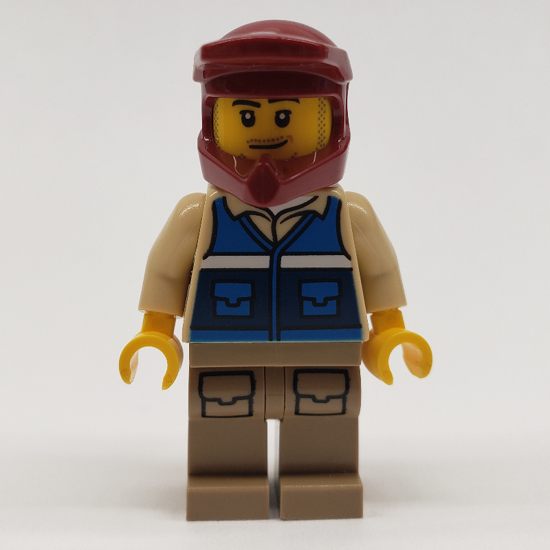 Homme, gilet bleu, casque de vélo de terre rouge foncé, barbe naissante (Man, Blue Vest, Dark Red Dirt Bike Helmet, Stubble Beard)