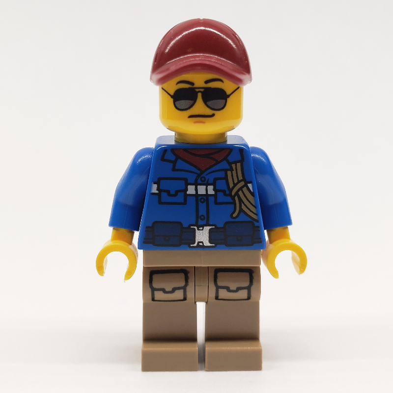 Homme, veste bleue, casquette rouge foncé, lunettes de soleil (Man, Blue Jacket, Dark Red Cap, Sunglasses)