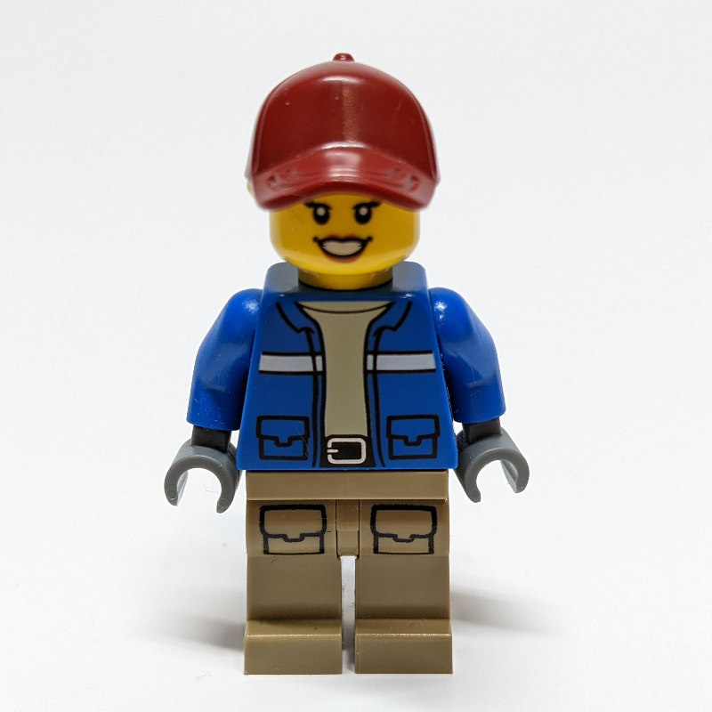 Femme, veste bleue, casquette rouge foncé (Woman, Blue Jacket, Dark Red Cap)