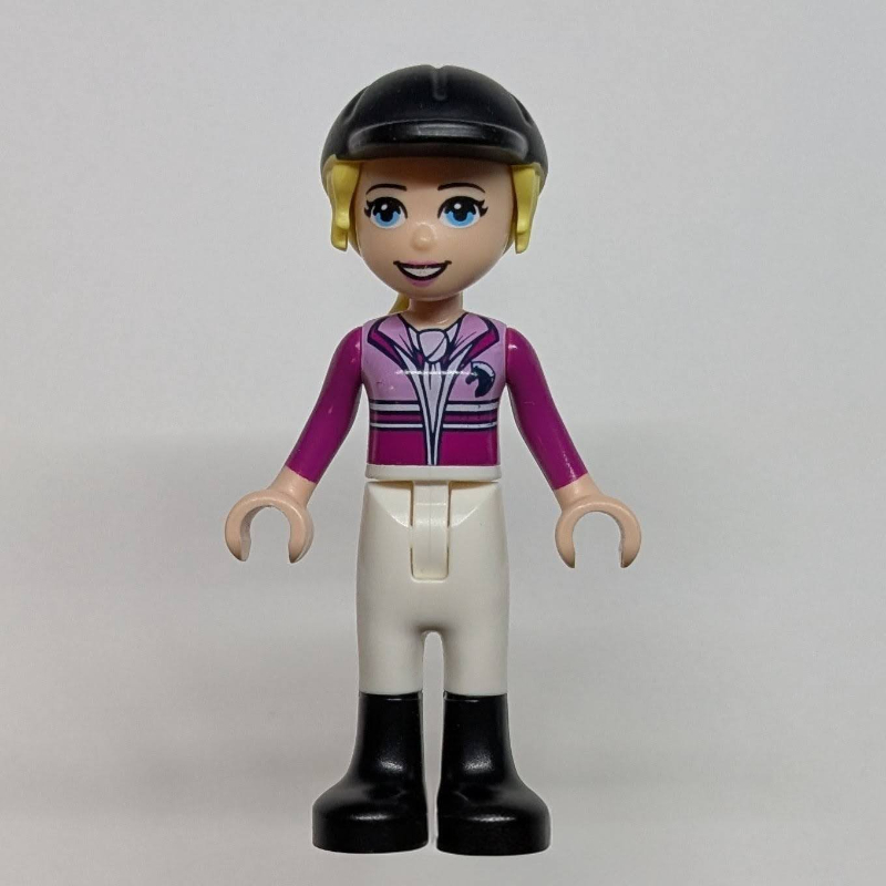 Stephanie — torse magenta et rose vif, pantalon blanc, casquette noire (Stephanie - Magenta/Bright Pink Torso, White Pants, Black Cap)