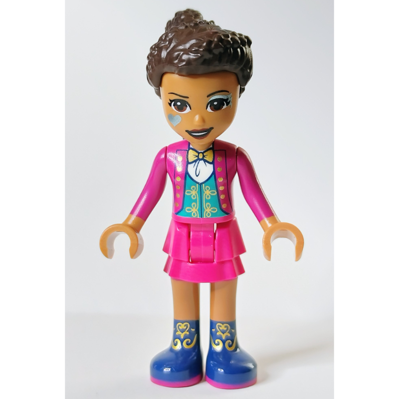 Andrea — haut magenta, jupe magenta, peinture visage (Andrea - Magenta Top, Magenta Skirt, Face Paint)