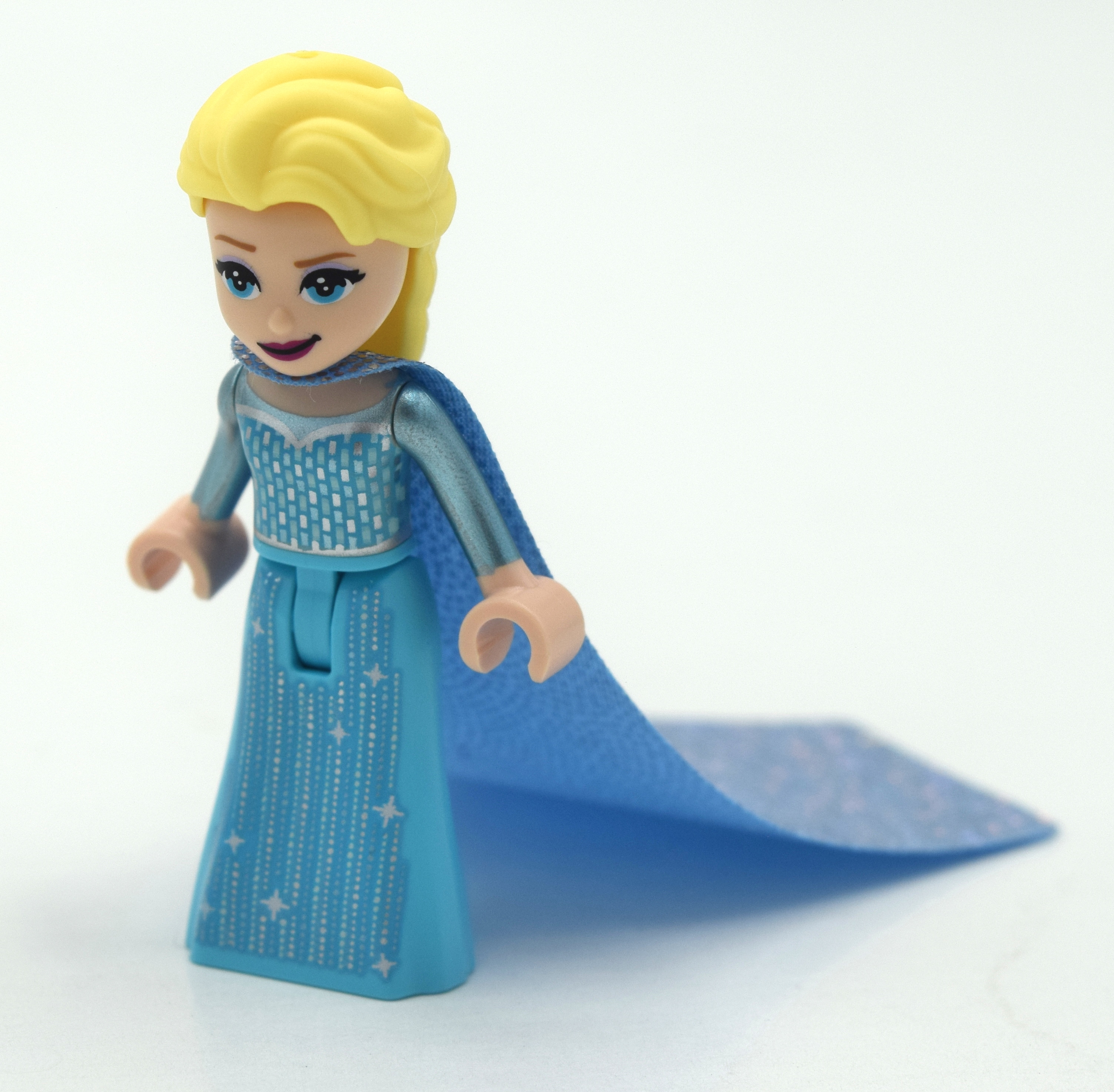 Elsa, robe azur moyen, cape (Elsa, Medium Azure Dress, Cape)