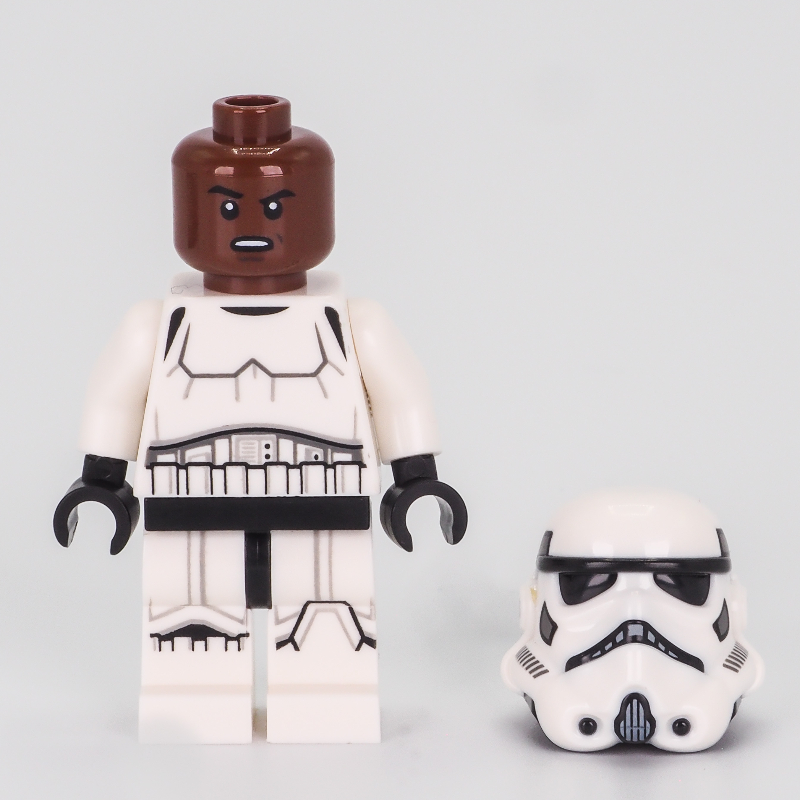 Stormtrooper, carrés noirs à l'arrière du casque, tête brun rougeâtre (Stormtrooper, Black Squares on Back of Helmet, Reddish Brown Head)