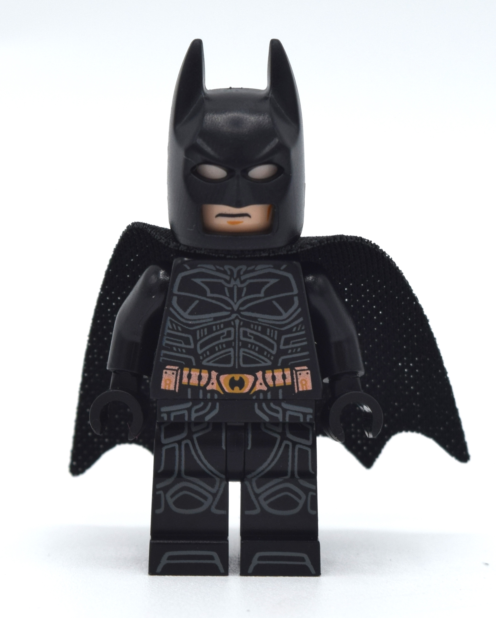 Batman, tenue noire, cape et cagoule noires, ceinture utilitaire en cuivre, jambes imprimées (trilogie du chevalier noir) (Batman, Black Suit, Black Cape and Cowl, Copper Utility Belt, Printed Legs (Dark Knight Trilogy))