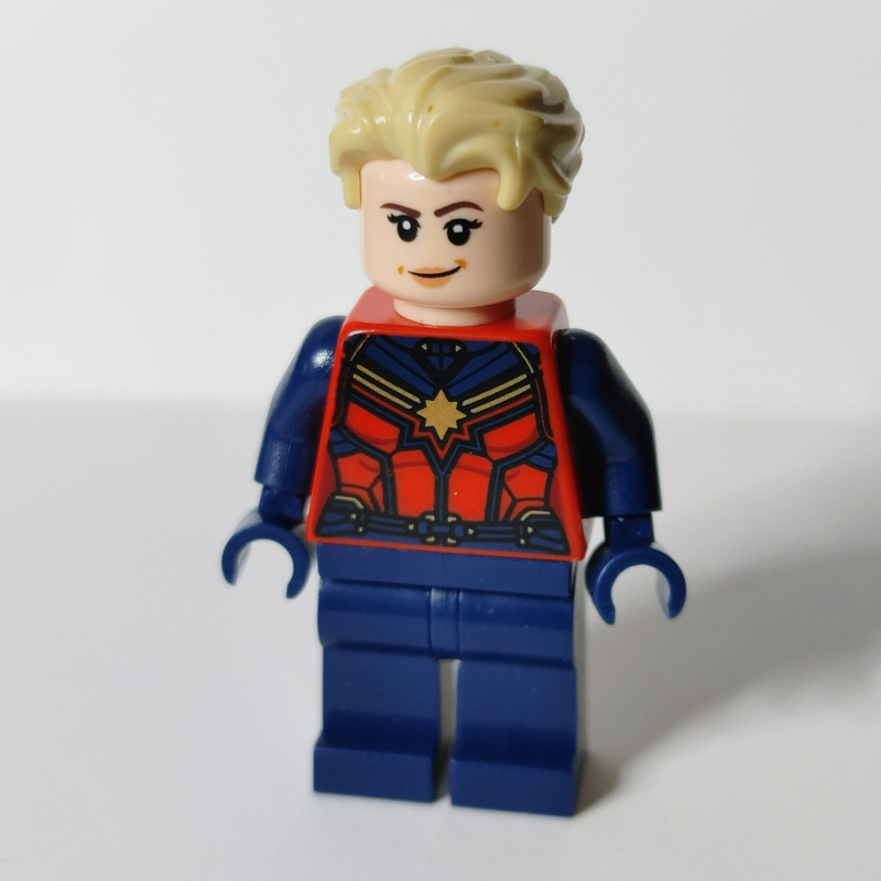 Captain Marvel, cheveux beige courts (Captain Marvel, Short Tan Hair)
