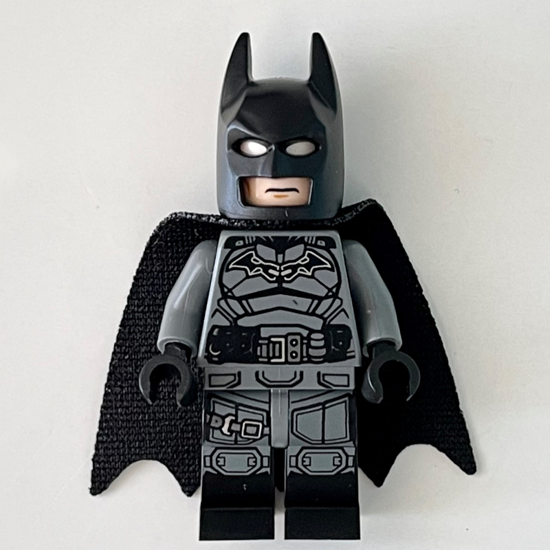 Batman, tenue gris bleuté foncé, cape et cagoule noires, tête nougat clair, hanches gris bleuté foncé, jambes noires (Batman, Dark Bluish Gray Suit, Black Cape and Cowl, Light Nougat Head, Dark Bluish Gray Hips, Black Legs)