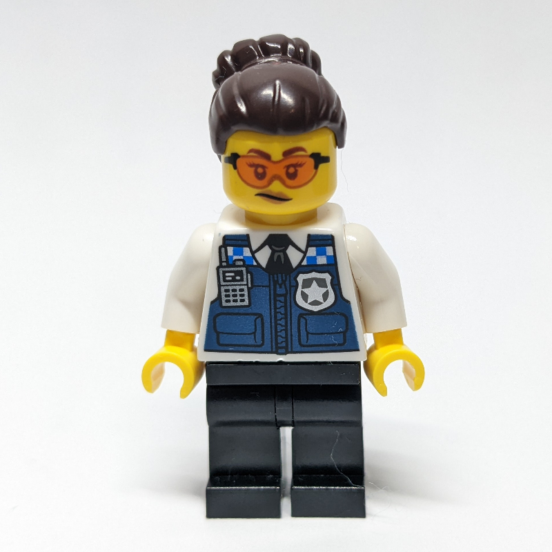 Gracie Goodhart, veste de police bleu foncé, cheveux brun foncé (Gracie Goodhart, Dark Blue Police Vest, Dark Brown Hair)