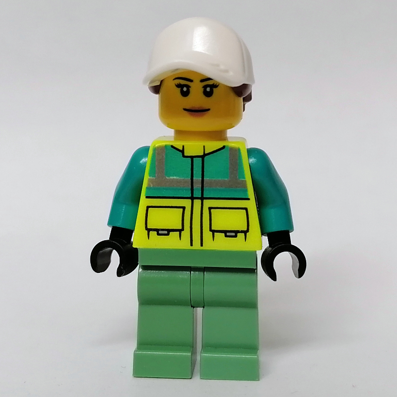Chauffeur d'ambulance, gilet de sécurité jaune vibrant, casquette blanche (Ambulance Driver, Vibrant Yellow Safety Vest, White Cap)