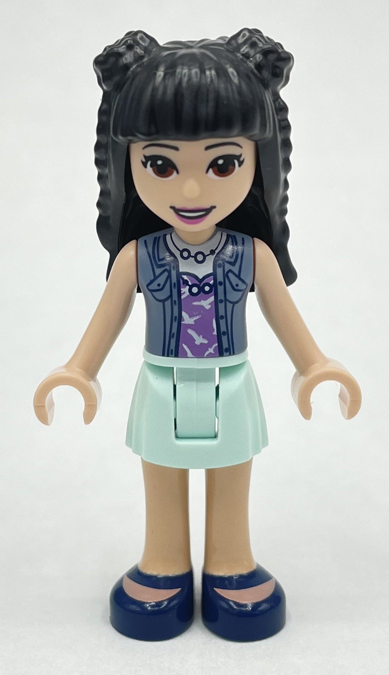 Emma - haut bleu sable, jupe vert d’eau légère, cheveux noirs avec des chignons (Emma - Sand Blue Top, Light Aqua Skirt, Black Hair with Buns)