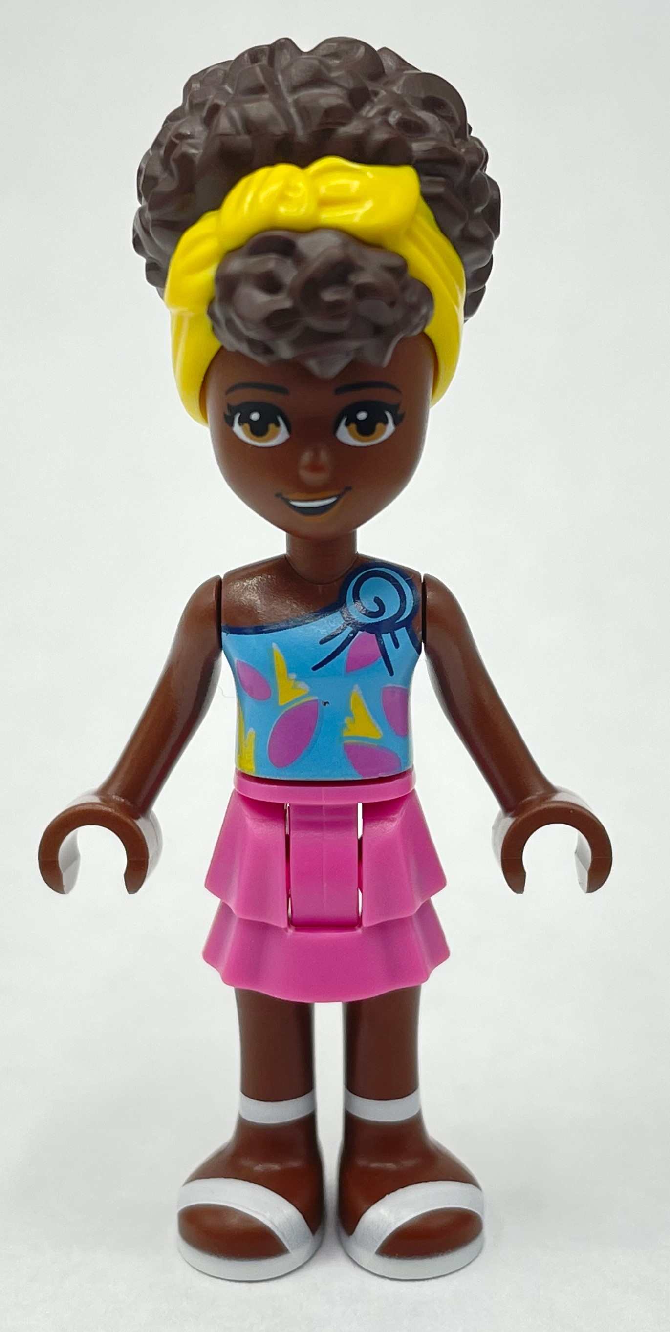 Nandi — haut azur moyen, jupe rose foncé, cheveux brun foncé avec bandana (Nandi - Medium Azure Top, Dark Pink Skirt, Dark Brown Hair with Bandana)