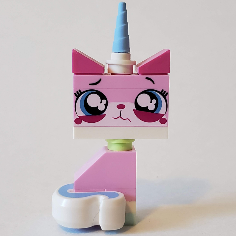 Unikitty, assis, grands yeux de larmes (Unikitty, Sitting, Big Tears Eyes)