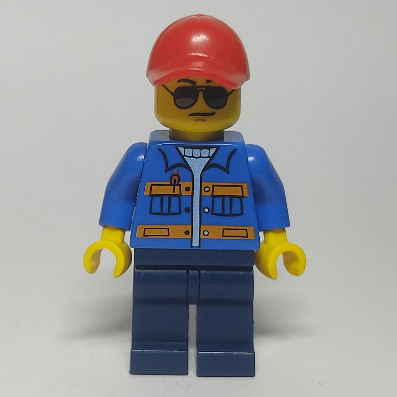 Homme, veste bleue avec rayures orange, jambes bleu foncé, casquette rouge, lunettes de soleil (Man, Blue Jacket with Orange Stripes, Dark Blue Legs, Red Cap, Sunglasses)