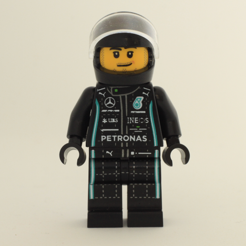 Pilote de course, costume de course noir avec garniture de vert citron, casque noir, barbe naissante (Race Driver, Black Racing Suit with Lime Trim, Black Helmet, Stubble)