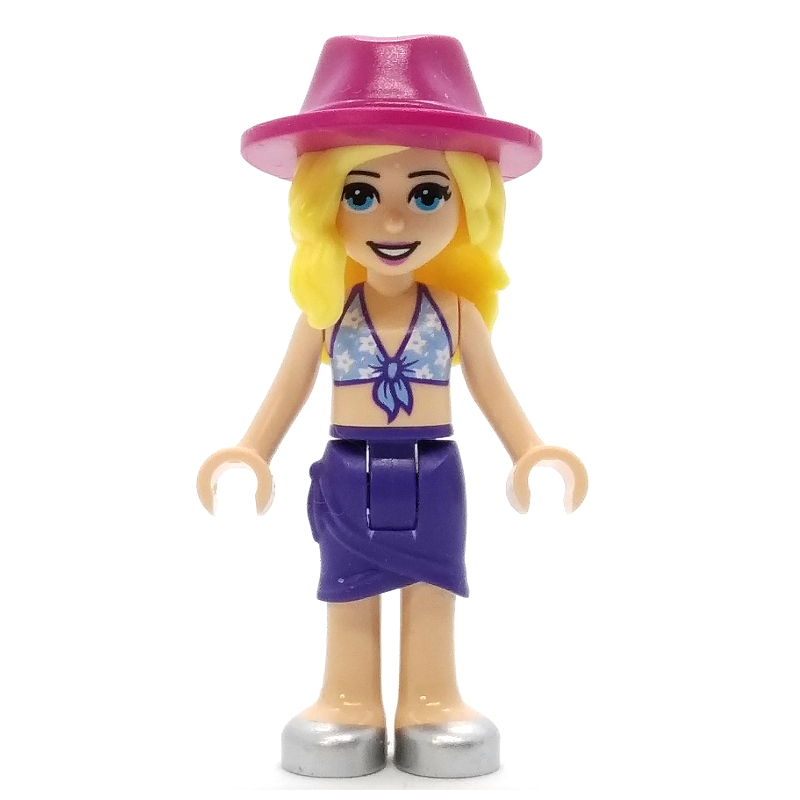 Stephanie — bikini bleu clair avec des fleurs blanches, jupe pourpre foncé, chapeau magenta (Stephanie - Bright Light Blue Bikini Top with White Flowers, Dark Purple Skirt, Magenta Hat)