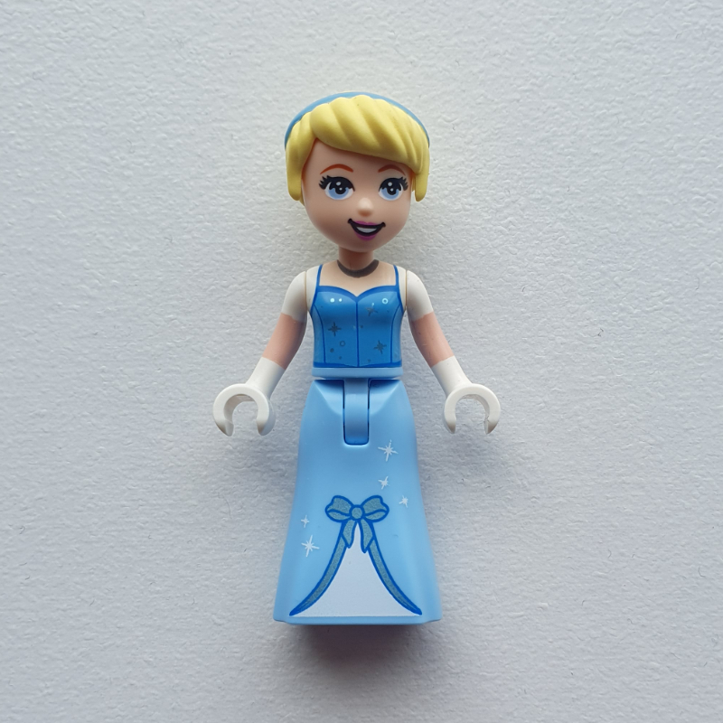 Cendrillon — robe bleu clair vif, sous-robe blanche, mains blanches (Cinderella - Bright Light Blue Dress, White Under-Dress, White Hands)