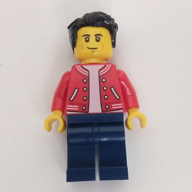 Homme, veste letterman rouge, jambes bleu foncé (Man, Red Letterman Jacket, Dark Blue Legs)
