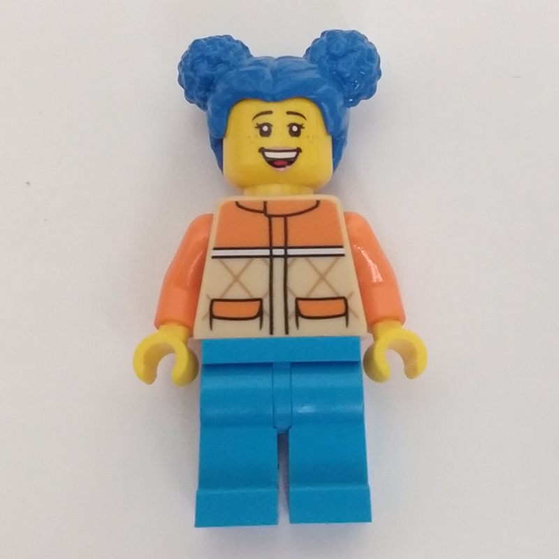 Femme, veste beige, cheveux bleus (Woman, Tan Jacket, Blue Hair)