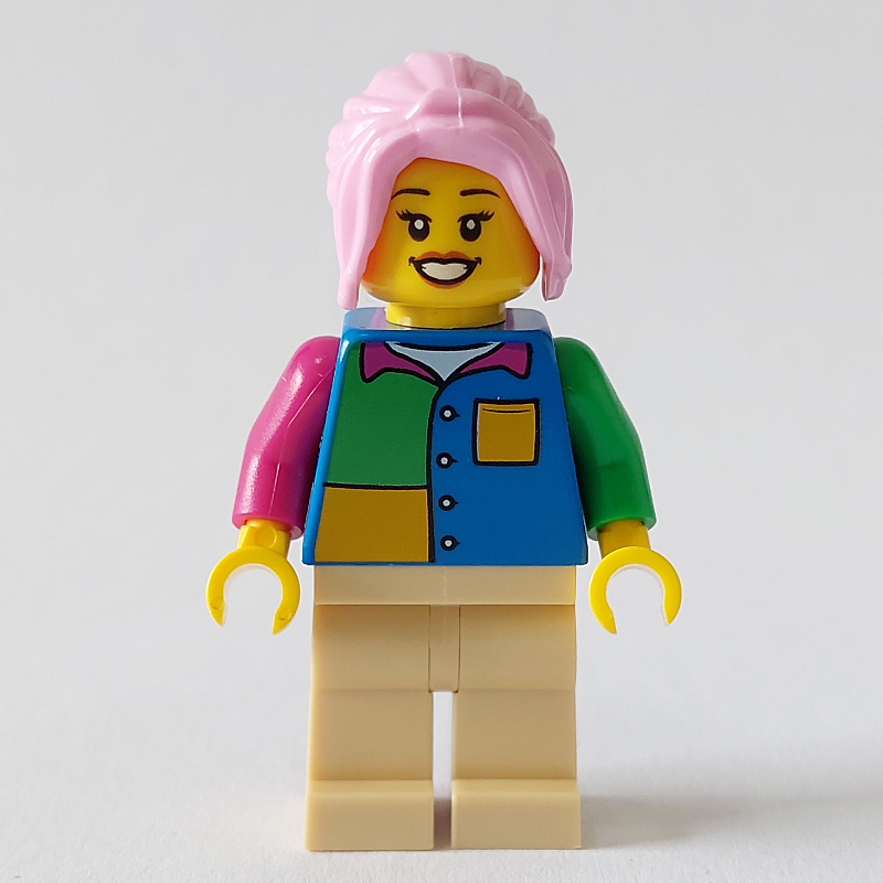 Femme, chemise bleue, jaune et verte, cheveux rose vif (Woman, Blue, Yellow, and Green Shirt, Bright Pink Hair)