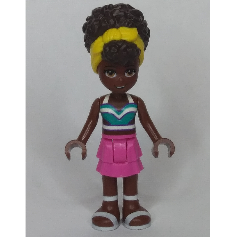 Nandi — haut turquoise foncé, jupe rose foncé, ruban jaune (Nandi - Dark Turquoise Top, Dark Pink Skirt, Yellow Ribbon)