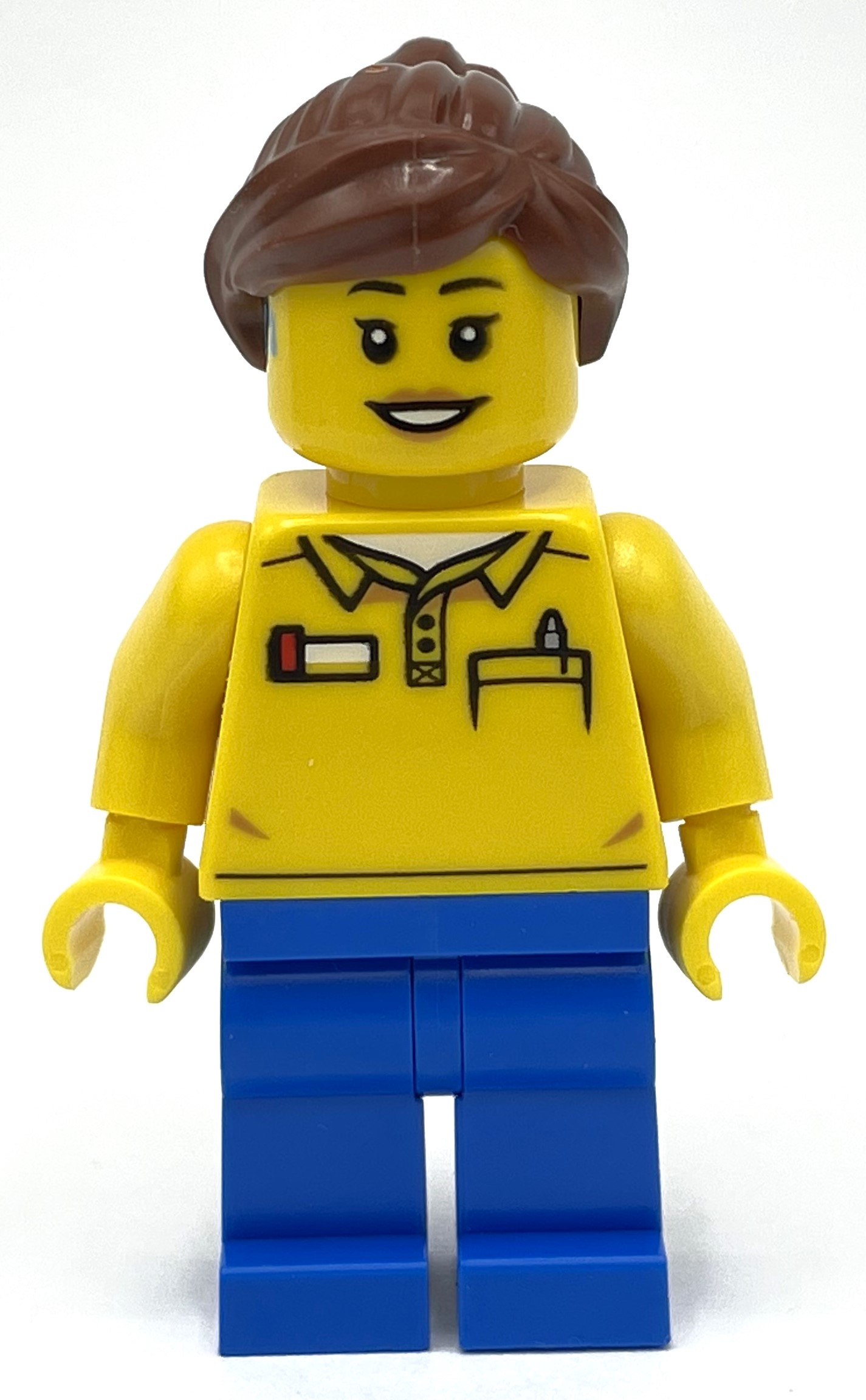 Employé LEGO, torse jaune, jambes bleues, brun rougeâtre (LEGO Employee, Yellow Torso, Blue Legs, Reddish Brown)
