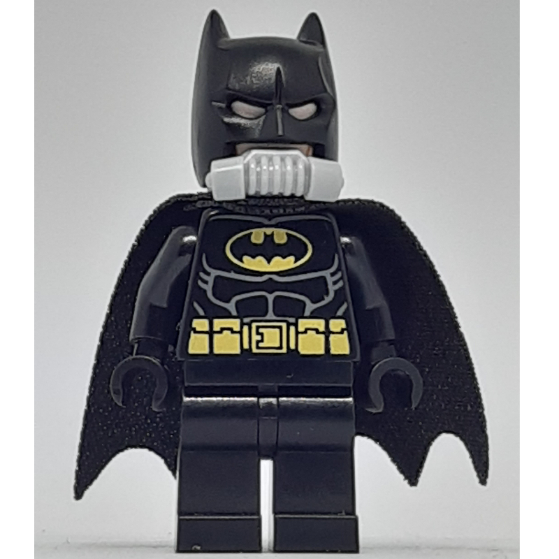 Batman, costume noir, cape noire et capot, logo Batman jaune, appareil respiratoire (Batman, Black Suit, Black Cape and Cowl, Yellow Batman Logo, Breathing Apparatus)